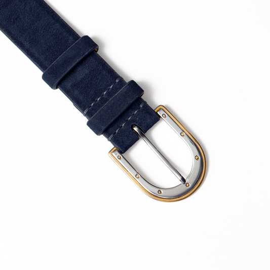 Suede belt with horseshoe buckle